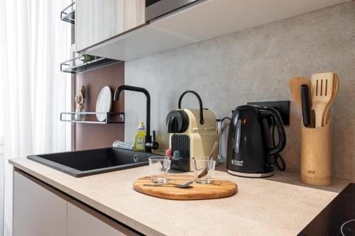 - une cuisine avec un comptoir, un évier et une cafetière dans l'établissement 5 BEAUMONT - Magnifique 3P au style boheme - Quartier Garibaldi, à Nice