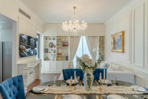 TV a/nebo společenská místnost v ubytování Abu Dhabi 4BR Villa - Victorian-Inspired Stay