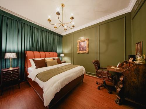 Postel nebo postele na pokoji v ubytování Abu Dhabi 4BR Villa - Victorian-Inspired Stay