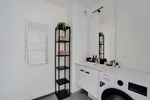 - une buanderie blanche avec lave-linge et sèche-linge dans l'établissement Superb 3BR with Terraces – Puteaux La Défense, à Puteaux