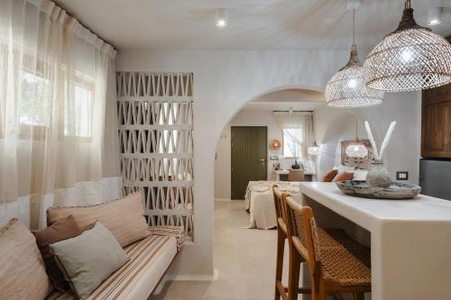 Una cocina y una sala de estar con mesa y sillas. en Chic Elysium - Serenity, en Naxos Chora