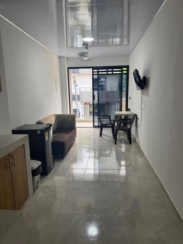 a living room with a couch and a table at Apartamento Loma Verde in Necoclí