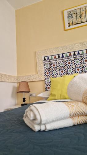 Ένα ή περισσότερα κρεβάτια σε δωμάτιο στο Riad Nostalgie of Tetouan