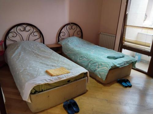 two beds sitting next to each other in a bedroom at Villa Vanila in Kutaisi