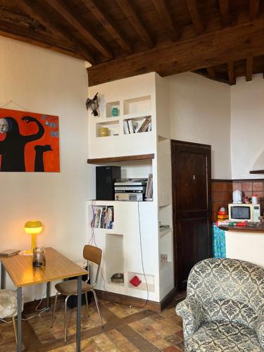 un salon avec une table et une chaise dans l'établissement Maison d'artiste de Ville, à Arles