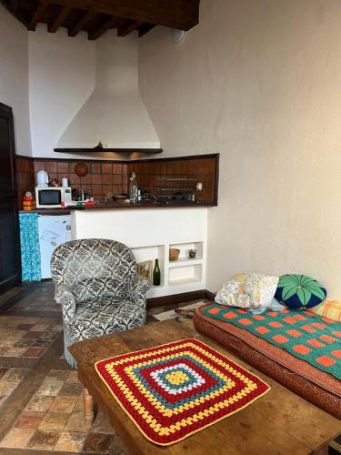 un salon avec un canapé et une chaise dans l'établissement Maison d'artiste de Ville, à Arles