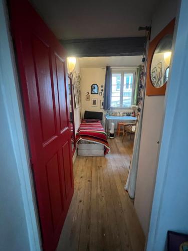 Cette chambre avec vue dispose d'un lit et d'une fenêtre. dans l'établissement françoise CAUWEL, à Aix-en-Provence