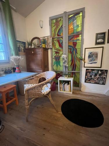 Cette chambre dispose d'une table et d'un vitrail. dans l'établissement françoise CAUWEL, à Aix-en-Provence