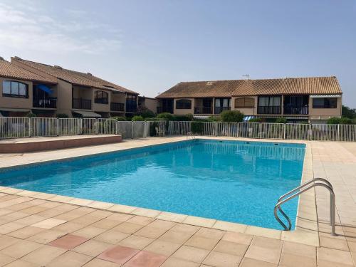 une piscine devant certains immeubles d'habitation dans l'établissement La franqui , nouveau , Duplex pour 2 ou 3 ,piscine, mer ,soleil , station familiale, à La Franqui-Plage