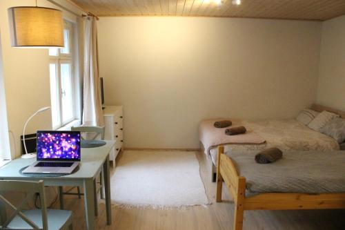 Studio with private entrance and free parking