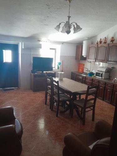 a kitchen with a table and chairs in a room at Casa dos Netos in Reguengos de Monsaraz