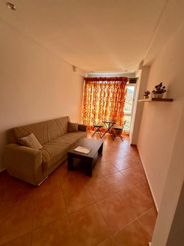 a living room with a couch and a table at Apartamentos Al Borj 1J إقامة البرج in Ifargane
