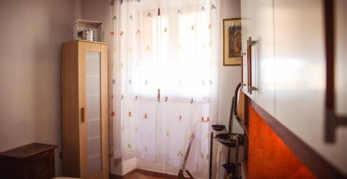 a bathroom with a shower curtain in a room at 20 minuti dalle terme di Saturnia - Free Wi-Fi in Manciano