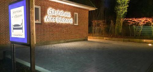 a sign on the side of a brick building at Gästehaus Alte Bücherei in Mittelangeln