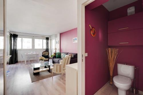 un salon avec un mur violet et un salon dans l'établissement Charming apartment -1BR-2P- Boulogne-Billancourt, à Boulogne-Billancourt