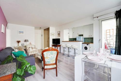 une cuisine et un salon avec un canapé et une table dans l'établissement Charming apartment -1BR-2P- Boulogne-Billancourt, à Boulogne-Billancourt