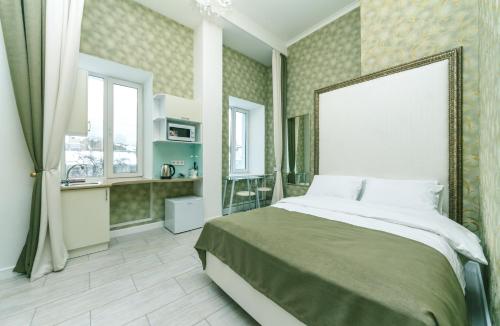 sypialnia z łóżkiem z dużym zagłówkiem w obiekcie Bogdan Hall w Kijowie
