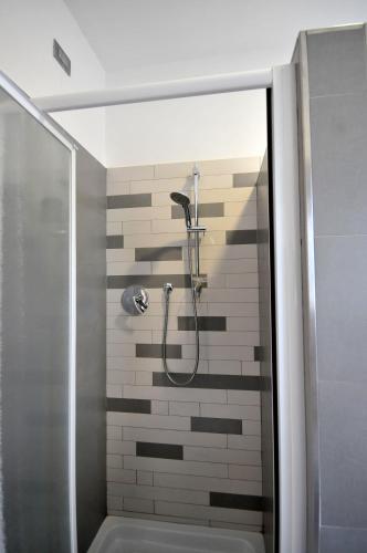 eine Dusche in einem Badezimmer mit Dusche in der Unterkunft 7venti in Francavilla al Mare