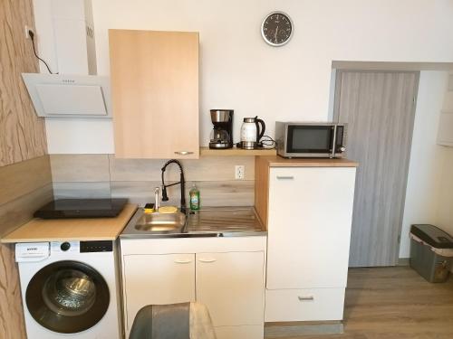 a small kitchen with a sink and a washing machine at 1-ZApp "TRENDHAUS-2" Zentrum! in Hofgeismar