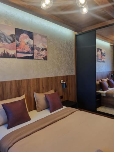 a bedroom with a large bed in a room at Zlatibor lux Rojal apartman in Zlatibor