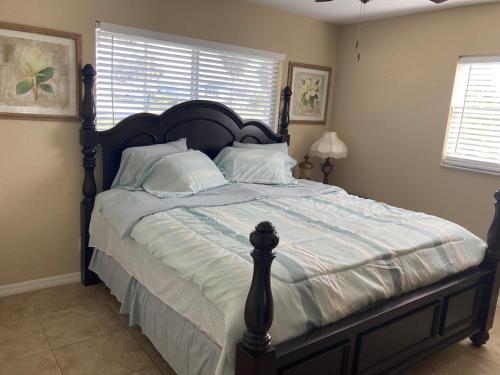 Ένα ή περισσότερα κρεβάτια σε δωμάτιο στο Englewood BeachHouse