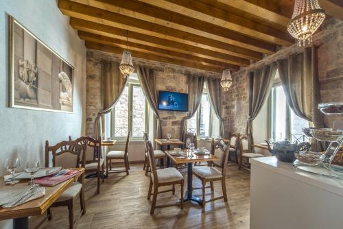 TV o dispositivi per l'intrattenimento presso Villa Split Heritage Hotel