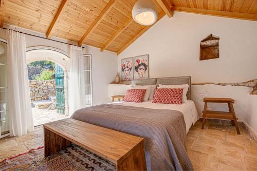 Postel nebo postele na pokoji v ubytování Villa Lithi by Corfu Stay Solutions