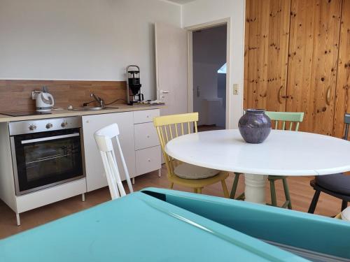 Una cocina o cocineta en Dachwohnung in Feldrandlage