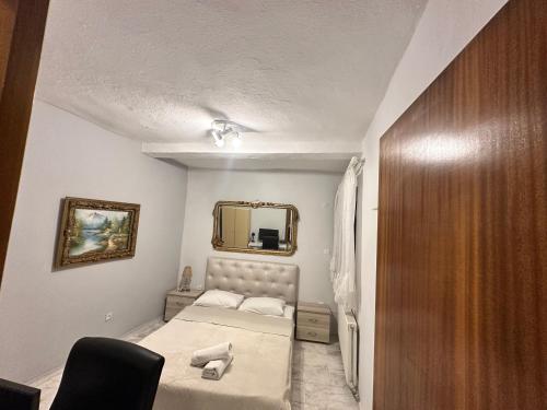Ένα ή περισσότερα κρεβάτια σε δωμάτιο στο Blue Panorama Marilyn Semi Basement with Amazing Sea View Balcony