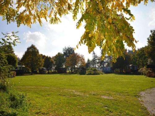 Jardín al aire libre en Chalet in Duisburg with Beach and Harbor Views