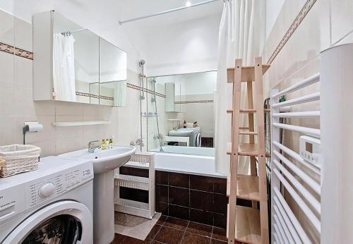 une salle de bain blanche avec une machine à laver et un lavabo dans l'établissement Nestor&Jeeves - AZUR STUDIO - Near Promenade des Anglais, à Nice