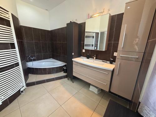 La salle de bains est pourvue d'une baignoire, d'un lavabo et d'une baignoire. dans l'établissement Villa St Joseph, à Saint-Tropez