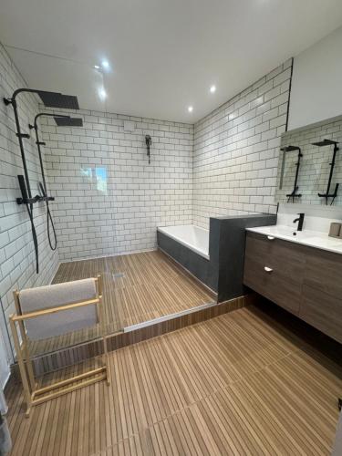 une salle de bain avec une baignoire et un lavabo dans l'établissement Maison au calme au milieu des restanques, à Cuers