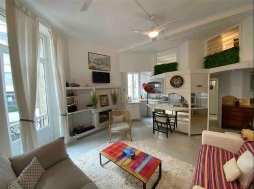 un salon avec un canapé et une table dans l'établissement Panter Properties-24, à Cannes