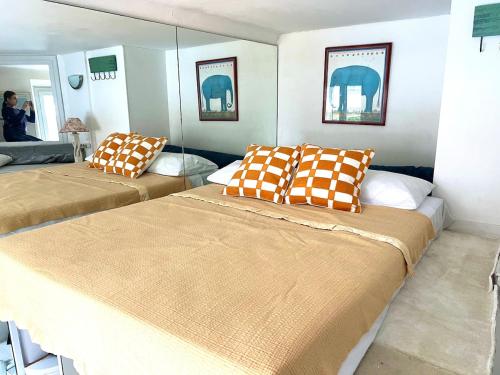 Cette chambre comprend 2 lits avec des oreillers. dans l'établissement Panter Properties-24, à Cannes