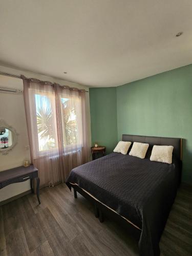 une chambre avec un grand lit et une fenêtre dans l'établissement Superbe maison avec piscine en centre ville, à Narbonne