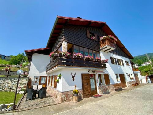 a house with flower boxes on the top of it at La casa di Rosy in Enego