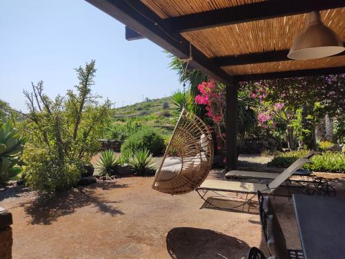 Κήπος έξω από το Holiday home Dammuso Magia