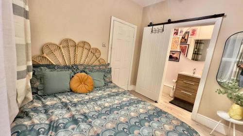a bedroom with a bed with a pumpkin on it at Modern 1 Bed-Theatre, City Stay in Wolverhampton