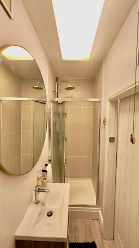a bathroom with a sink and a shower and a mirror at Modern 1 Bed-Theatre, City Stay in Wolverhampton