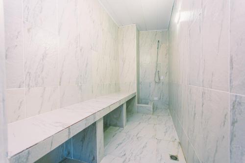 a bathroom with a bench and a shower at Hotel Bambu Guatape in Guatapé