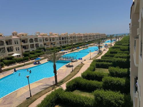 Kolam renang di atau dekat dengan lasirena palm beach chalet ain sokhna