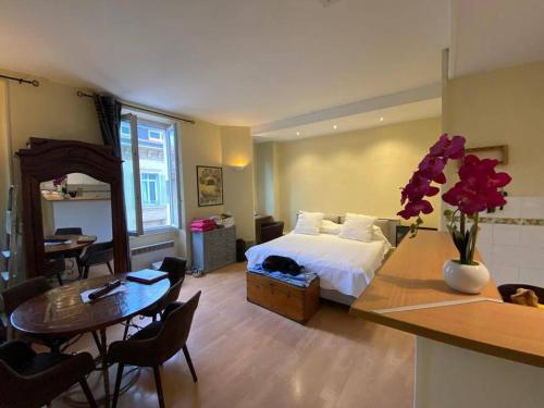 une chambre d'hôtel avec un lit, une table et une table dans l'établissement Panter Properies Studio, à Cannes