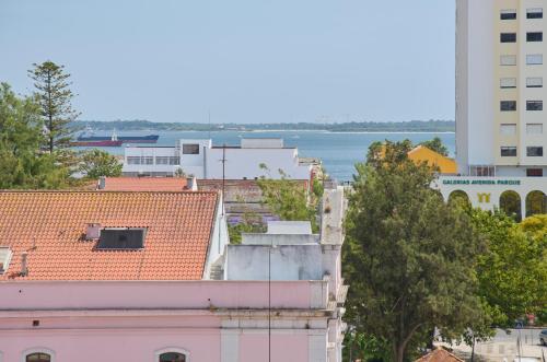 Ocean Balcony, 10m Walk to Beach, by TimeCooler