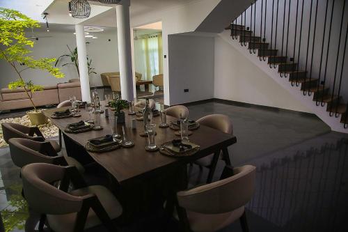 Ruang duduk di The Heaven's Villa - 15 Min from BIA Airport