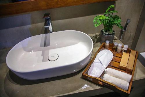 Bilik mandi di The Heaven's Villa - 15 Min from BIA Airport