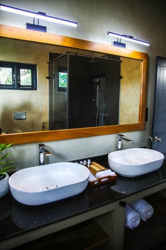 Bilik mandi di The Heaven's Villa - 15 Min from BIA Airport