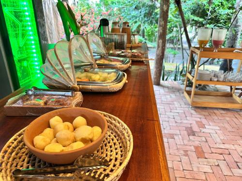 um bufê de comida em uma mesa de madeira em Vila do Junco em Santo Amaro