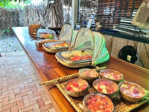 uma mesa repleta de fruteiras em cestas em Vila do Junco em Santo Amaro