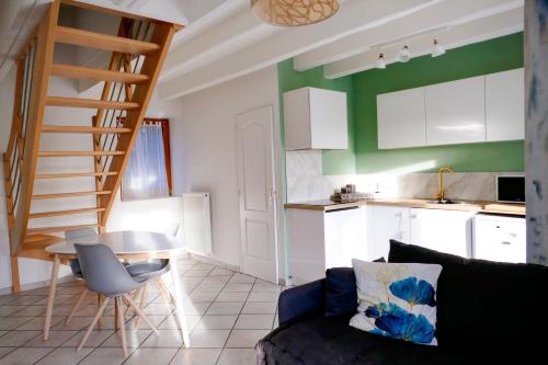 un salon avec un canapé et une table et une cuisine dans l'établissement Le clos des Ty, à La Baule